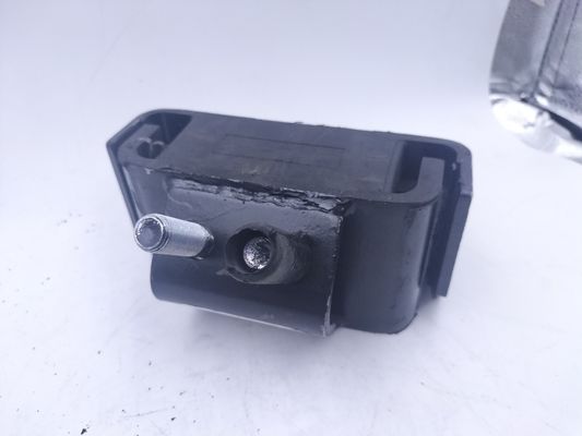 Cushión de suspensión trasera izquierda de caucho de hierro metálico para partes del motor de automóviles 1001015-DP011